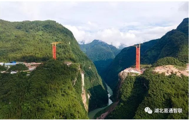 鶴峰溇水河上，峽谷中橋上建“橋”，配合完成宜來高速高難度架橋建設(shè)！